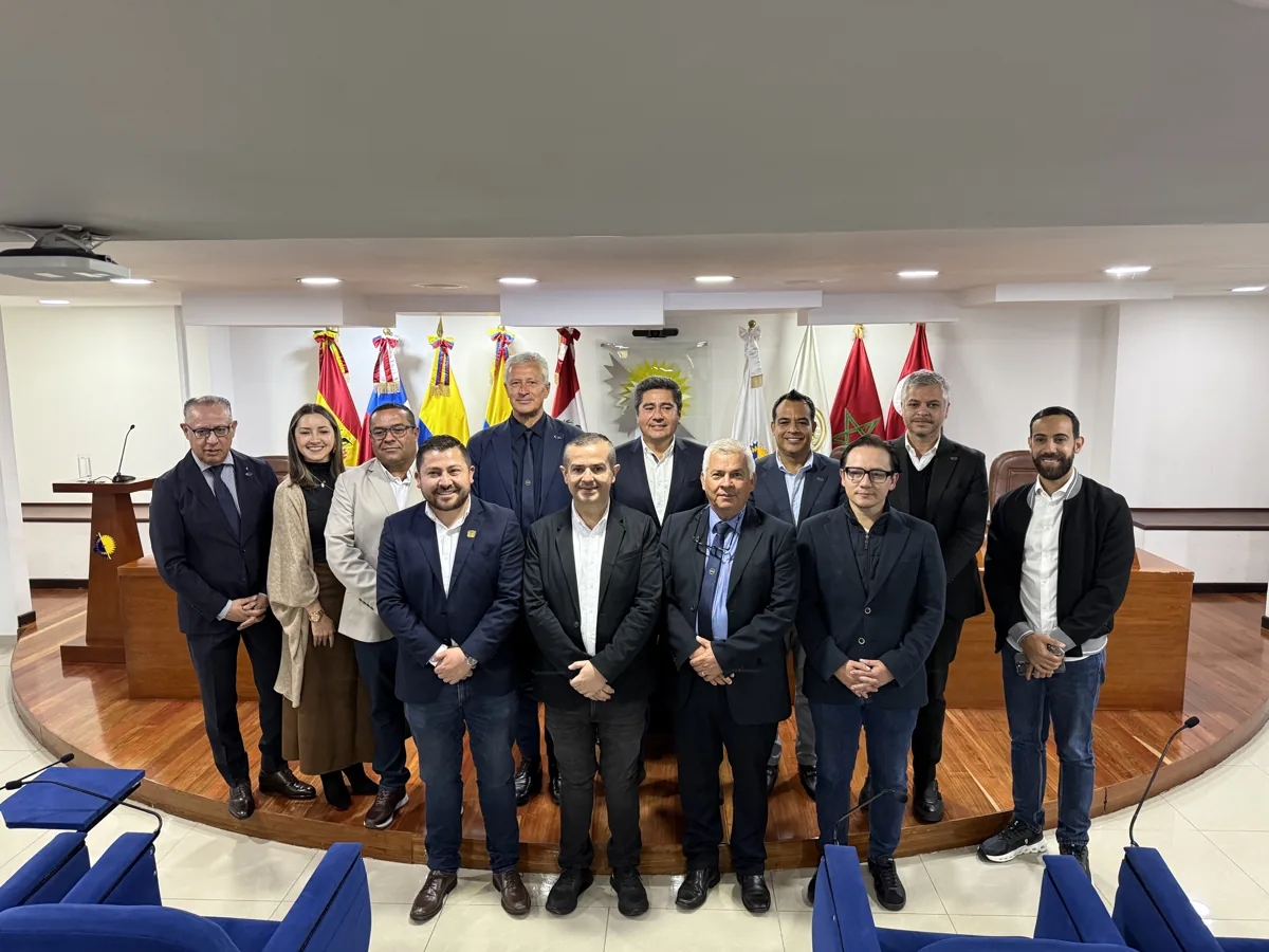 Representantes de ACES, del Parlamento Andino y de los municipios colombianos asistentes tras la firma del convenio